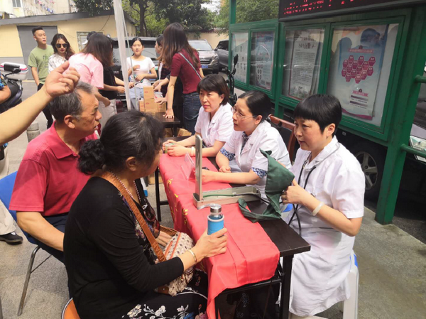 19-06-14南京市红十字医院支部进小区开展义诊活动.png