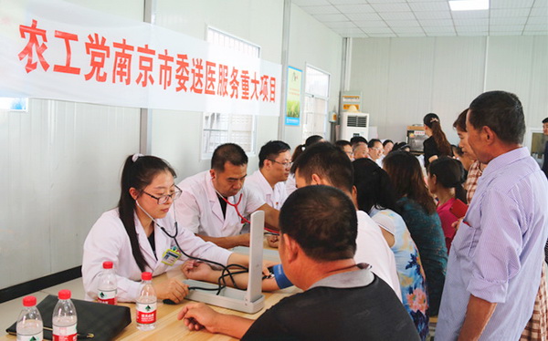 19-08-08南京市委送医服务重大项目活动在工程一线举行 (3).jpg