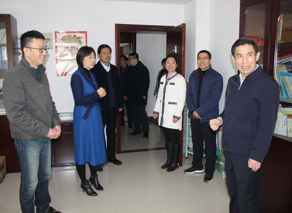 毕于瑞慰问农工党徐州市委会机关.JPG