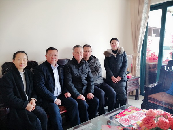 扬大附院基层委员会春节前走访慰问老领导、老党员 (4).jpg