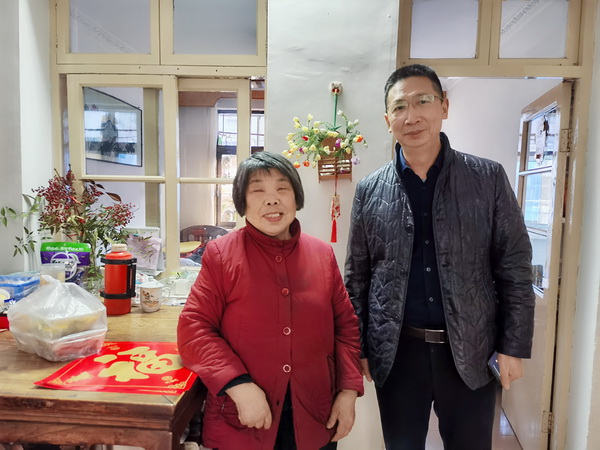 扬大附院基层委员会春节前走访慰问老领导、老党员 (1).jpg