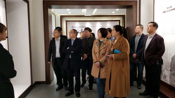 徐州市委组织新党员拜谒邓演达烈士墓 (2).jpg