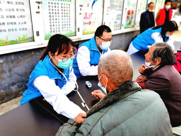 张家港医卫一、二支部爱心义诊活动 (5).jpg