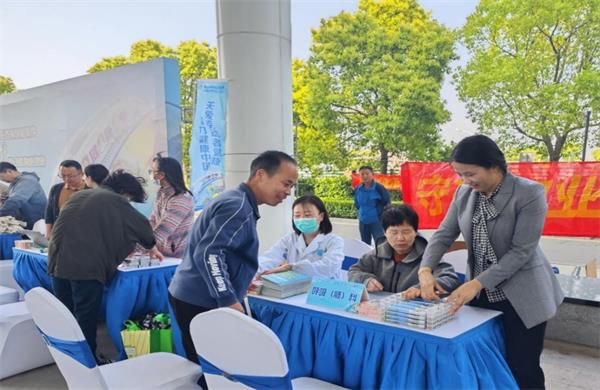 2023-05-06农工党苏州市疾控中心支部参与《职业病防治法》宣传周活动 (2).jpg
