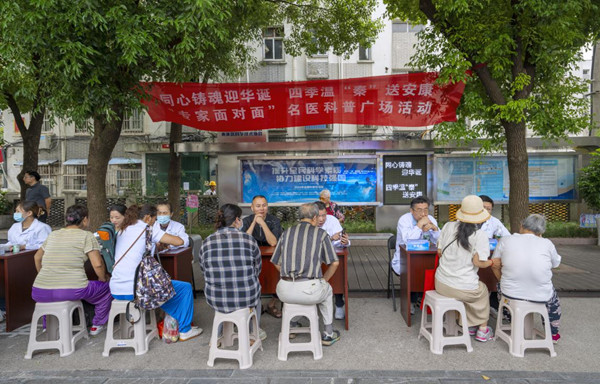 同心铸魂迎华诞 四季温“秦”送安康——农工党省、市、区“专家面对面”名医科普广场活动举行 (1).jpg