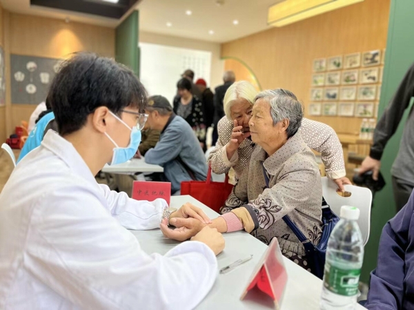 农工党常州经开区基层委员会举办重阳节义诊活动1.jpg