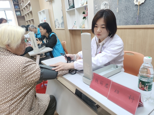 农工党常州经开区基层委员会举办重阳节义诊活动2.jpg