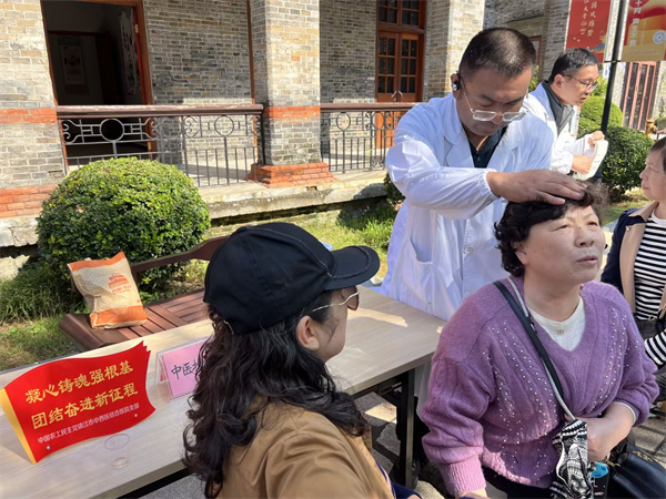 农工党镇江市中西医结合医院支部开展献礼国庆系列公益行动.jpg