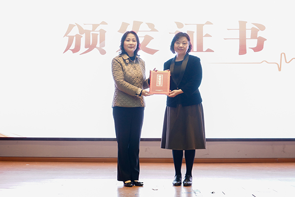 张健红X喻敏毅 颁发证书.jpg
