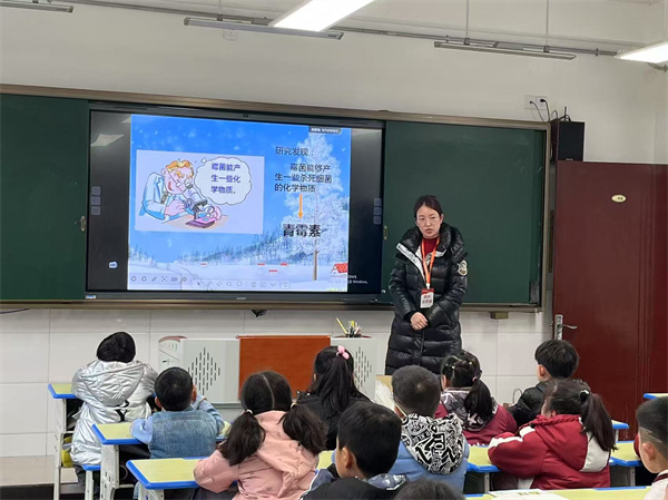 农工党句容基层委员会党员走进小学课堂 (2).jpg