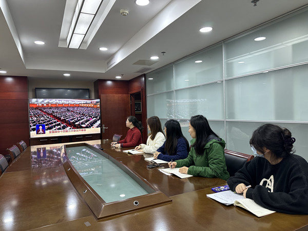 农工党南通市委会机关集中观看2025年全国两会开幕盛况 (1)_副本.jpg
