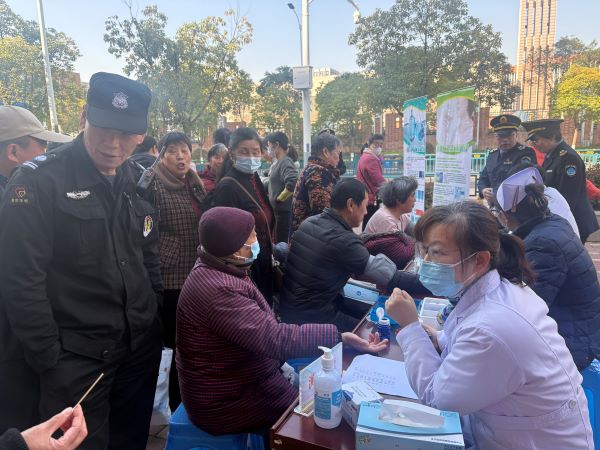 农工党南京市江宁区医务支部开展“科学饮水保健康 安全用水护万家”主题宣传义诊活动（2).jpg