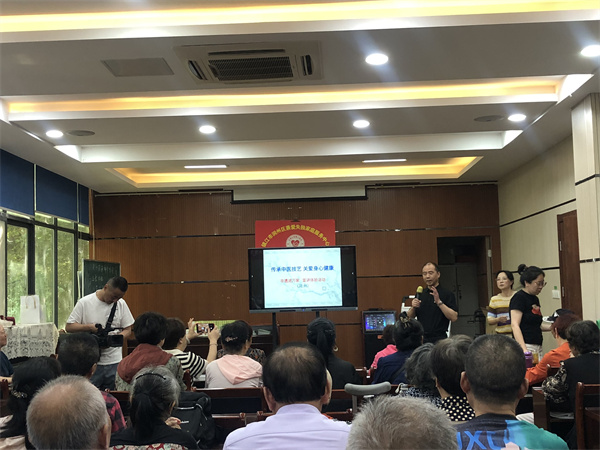 银龄康养，暖心相伴——农工党润州支部关爱计生特扶老人 (1).jpg