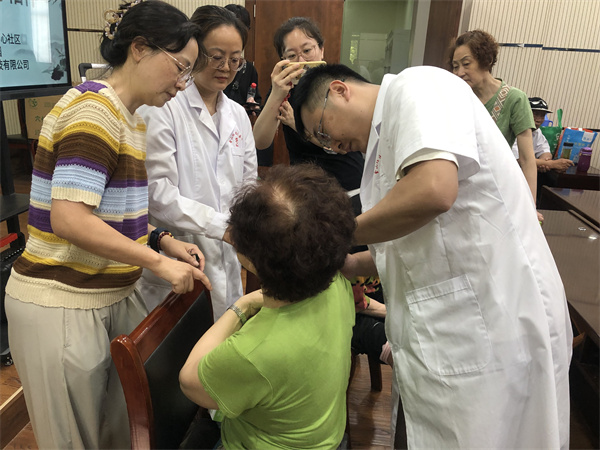 银龄康养，暖心相伴——农工党润州支部关爱计生特扶老人 (2).jpg