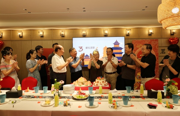 农工党南京市委会机关支部开展老领导生日庆祝活动 (3).JPG